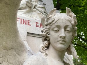Wie ein Grabmal erleichtert die Trauerrede das Erinnern.